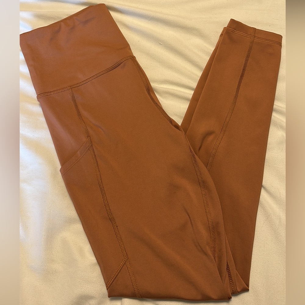 American eagle everything leggings. Never warn size M gold/ yellowish color
